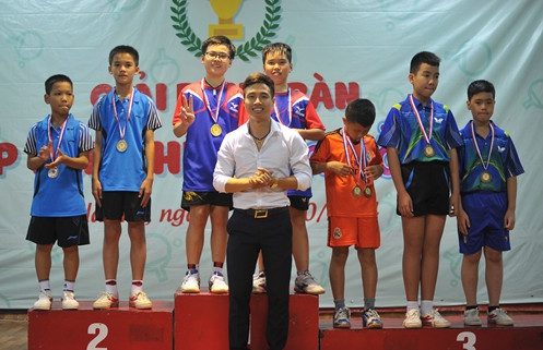 Anh Đinh Duy Hưng – Chủ nhiệm CLB Bóng bàn Duy Hưng (áo trắng) trao huy chương cho các VĐV đoạt giải ở nội dung đôi nam U12.